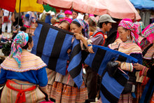 Load image into Gallery viewer, VIETNAM - Sapa - women on the Bac Ha market
