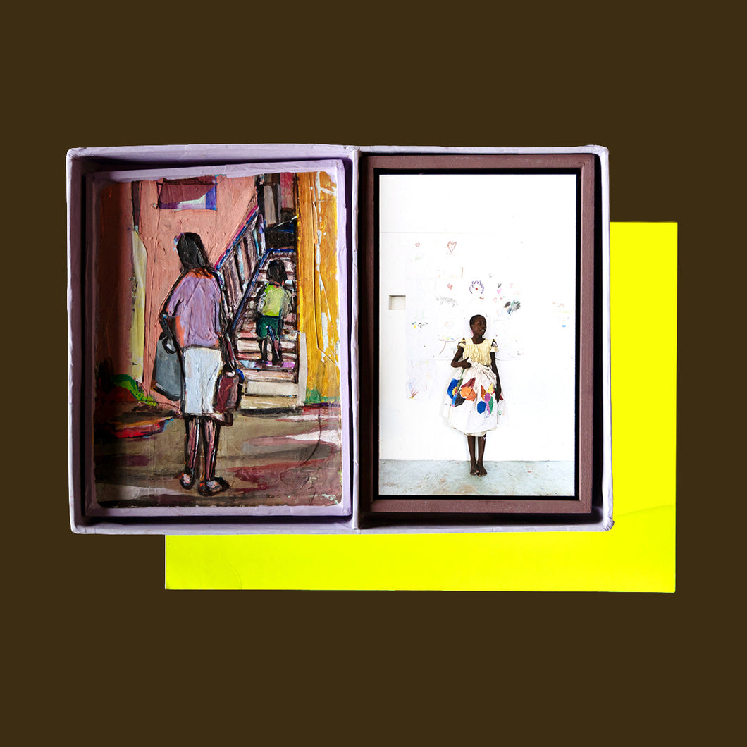 BOX WITH PAINTING FRANK + PICTURE MIRJAM  + BOOK 'BY THE SEA'  - LAMU