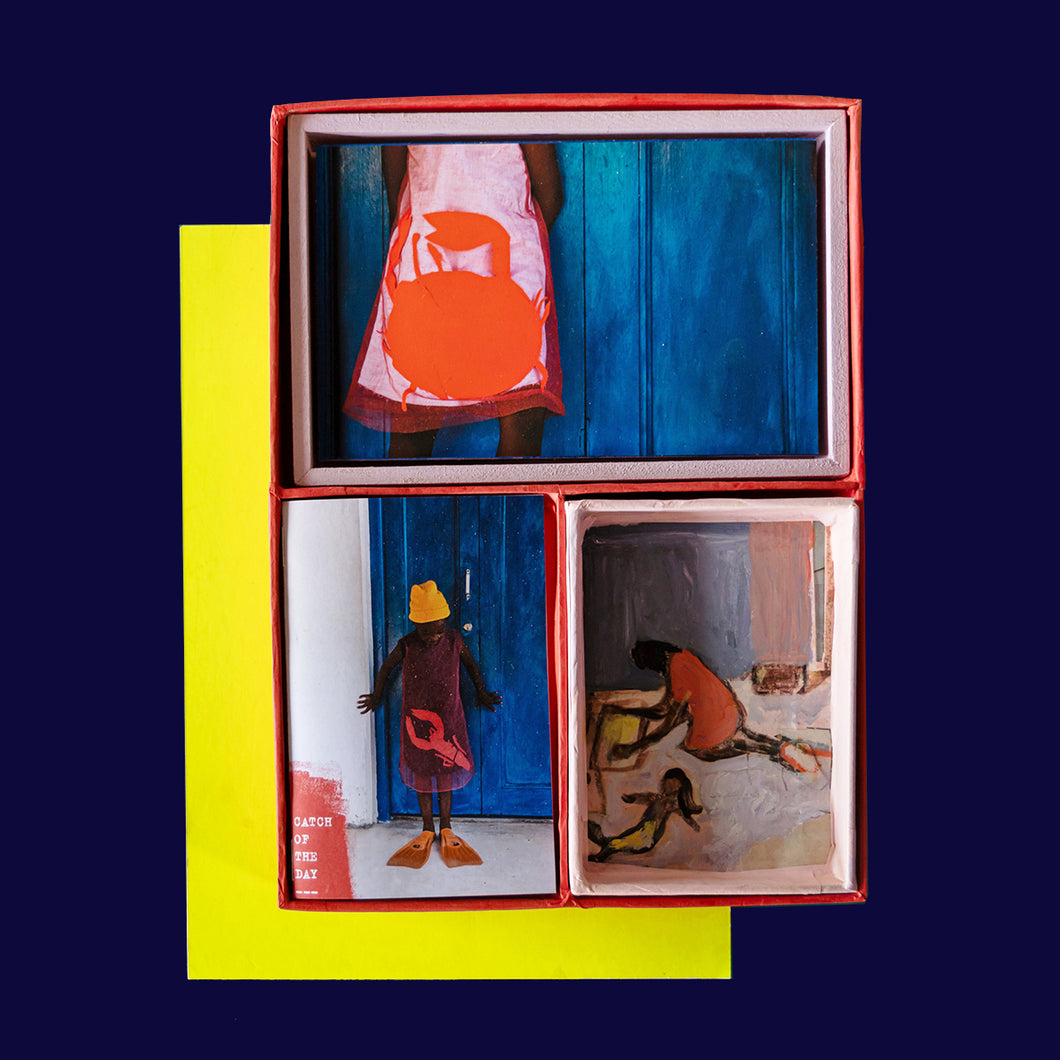 BOX WITH PAINTING FRANK + PICTURE MIRJAM  + BOOK 'BY THE SEA'  - LAMU