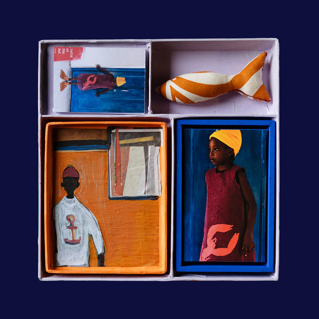 BOX WITH PAINTING FRANK + PICTURE MIRJAM  + BOOK 'BY THE SEA' - LAMU